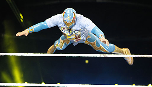 Der hellblaue Power Ranger Sin Cara verfügt über die Fähigkeit, über Seile zu fliegen - meistens