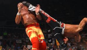 Episode 632, 4. Juli 2005: Autsch, das tut weh! Shawn Michaels verpasst Hulk Hogan einen Superkick.