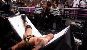 Episode 860, 16. November 2009: Kofi Kingston wirft Randy Orton im Madison Square Garden einmal quer über, äh durch den Tisch. Das schmerzt.