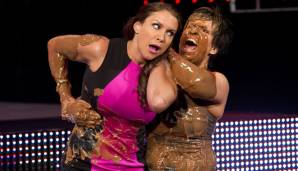 Episode 1100, 23. Juni 2014: Professionelle Schlammschlacht! Vickie Guerrero und Stephanie McMahon sind sich offenbar für nichts zu fein.