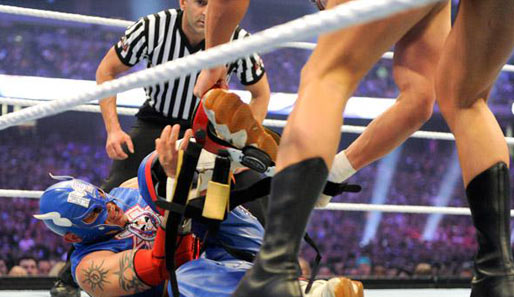 Doch Rhodes kann kontern. Erst nimmt er Mysterio die Knieschiene ab - und gewinnt nach den Cross Rhodes sogar das Match. Überraschung!