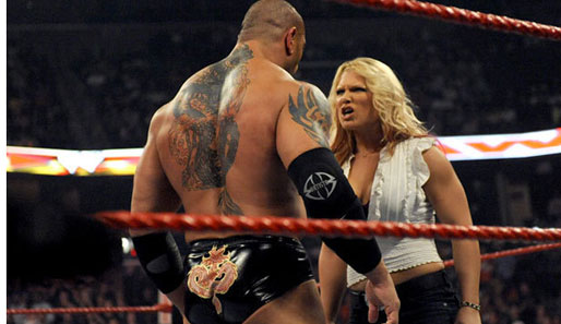 Auch durch Batista lässt sich The Glamazon nicht einschüchtern. Kein Wunder, schließlich trat sie vor ihrer Zeit bei WWE regelmäßig gegen männliche Gegner an