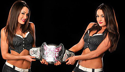 Bei den Bellas wird schwesterlich geteilt: Brie und Nikki mit dem Diven-Champion-Titel