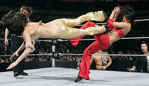 Apropos Streitigkeiten - auch das gab es mal: Im Frühjahr 2009 trafen die Schwestern im Ring aufeinander, sichtlich zur Freude von WWE-Superstar The Miz (r.)