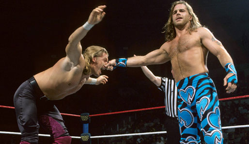 Das ist doch die D-X!? Hier waren die Rollen noch vertauscht, und Shawn Michaels (r.) hat Triple H an der Nase lang geführt