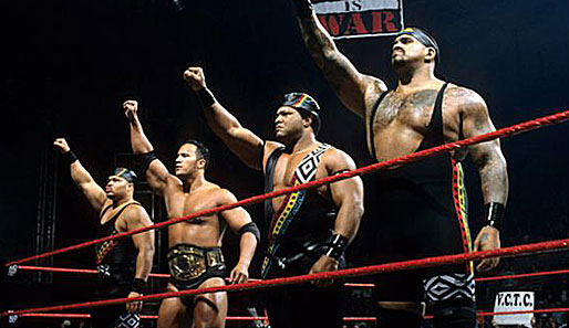 Zwischen 1997 und 1998 war The Rock an der Seite von D'Lo Brown, Faarooq und Kama (v.l.n.r.) zunächst Mitglied und später Anführer der Nation of Domination