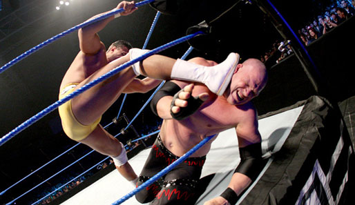 Munich Street Fight: Im kurzfristig angesetzten Main Event vertrat Kane den verletzten Edge und besiegte Alberto del Rio mit einem Chokeslam