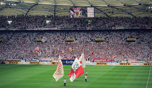 Im Stadion des VfB Stuttgarts herrscht beim Spiel ausgelassene Stimmung. Hinter den Kulissen eröffnete der Verein eine E-Sport-Abteilung.