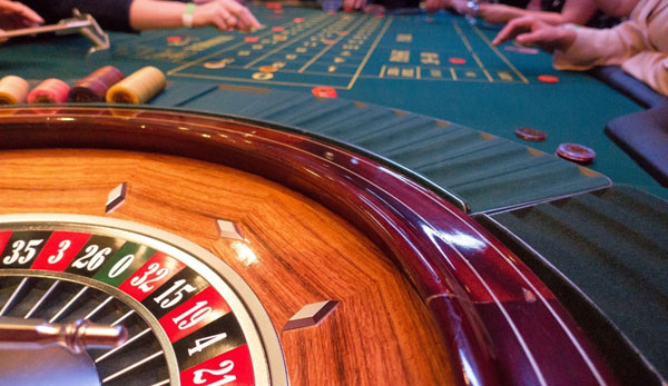 Nicht nur im stationären Casino, auch online boomt das Glücksspiel: Viele Menschen zocken heute Roulette, Poker oder andere Spiele auf einschlägigen Websites.