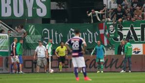 6. August 2017: Rapid-Fans provozieren mit Wurfgeschoßen auf Austrias Raphael Holzhauser eine mehrminütige Derby-Unterbrechung. Der Club erhält dafür eine Geldstrafe von 30.000 Euro.