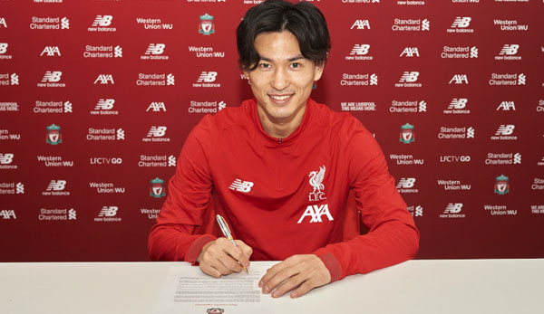 Takumi Minamino unterschreibt seinen Liverpool-Vertrag