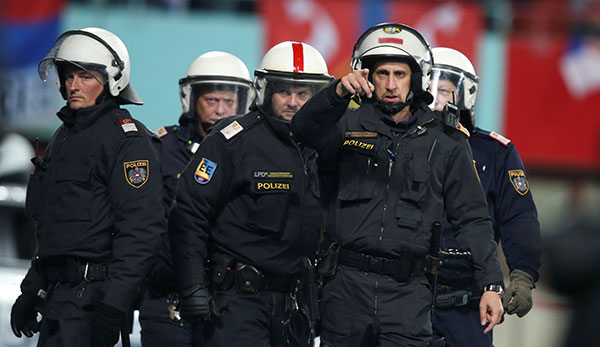 Symbolbild: Polizei beim Einsatz im Fußball-Stadion