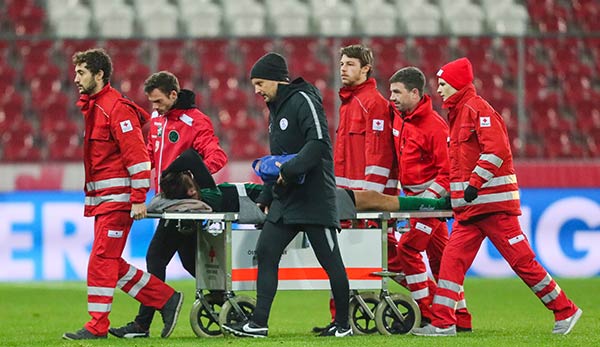 Innsbruck-Kicker Bacher erlitt eine schwere Kopfverletzung.