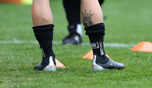 Ein Fußballer braucht seine Schuhe.