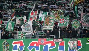 Die Fans von Rapid mit beleidigenden Spruchbändern gegen Maximilian Wöber