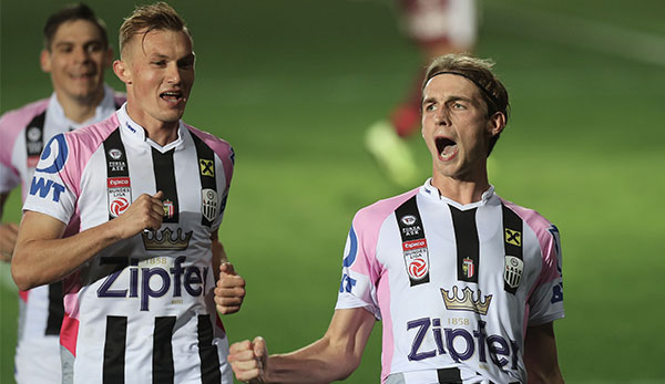 Marko Raguz und Thomas Goiginger bejubeln Treffer gegen Mattersburg
