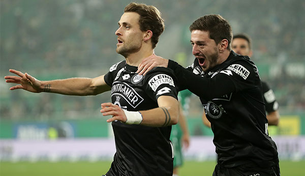 Philipp Huspek bejubelt mit Otar Kiteishvili seinen Treffer