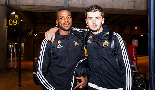 Osarenren Okungbowa gemeinsam mit Mitspieler Giorgi Kvilitaia zu seiner Zeit beim SK Rapid Wien.
