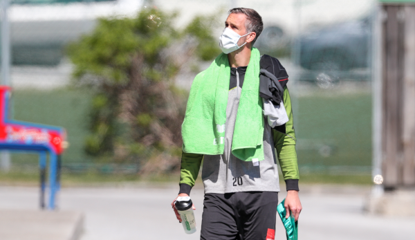 Stefan Maierhofer von WSG Tirol wankt mit Maske zum Trainingsgelände.