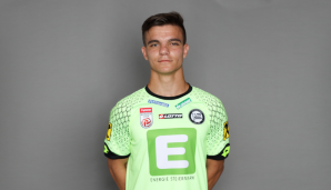 Luka Maric unterschreibt seinen ersten Profivertrag beim SK Sturm Graz.