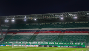 "In Gedanken bei den Opfern und ihren Angehörigen. Einer für alle, alle für Wien", so lautete die Botschaft von Verantwortlichen und Fans des SK Rapid Wien auf dem Plakat.