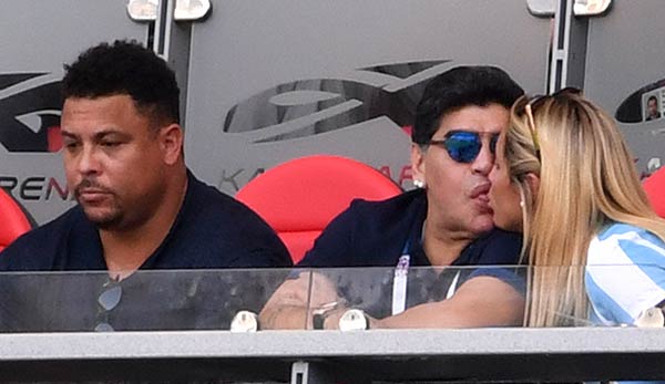 Maradona war zusammen mit seiner Freundin und Brasiliens Ronaldo bei Argentiniens Pleite gegen Frankreich live dabei.