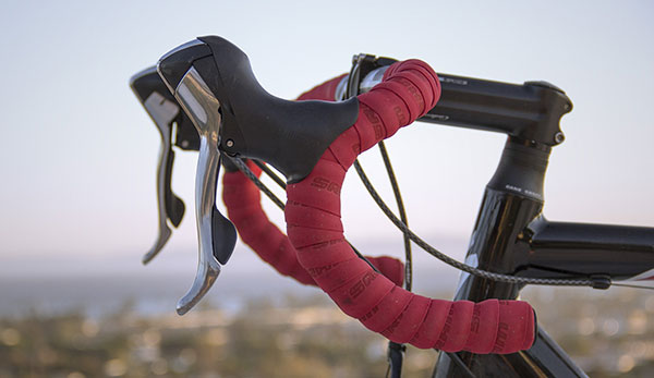 Für viele Bauteile des Rennrads gibt es Richtwerte. Der Lenker sollte beispielsweise 42 Zentimeter breit sein