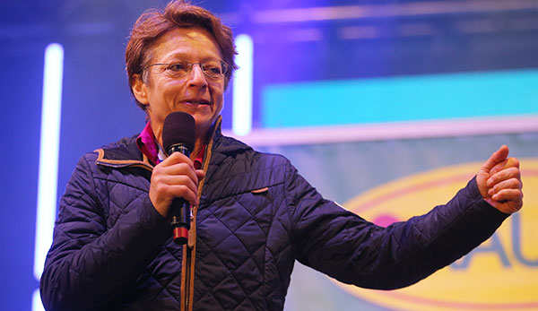 Als aktiver Fahrerin für Großbritannien war Sarah Lewis zwischen 1982 und 1988 im Einsatz. Seit 2000 arbeitet die 55-Jährige als Generalsekräterin des Ski-Weltverbandes FIS.