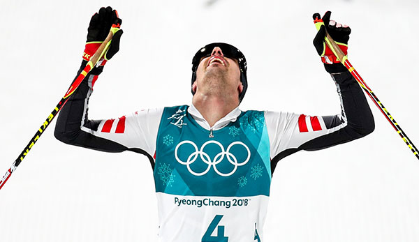 Lukas Klapfer jubelt über seine Olympia-Medaille