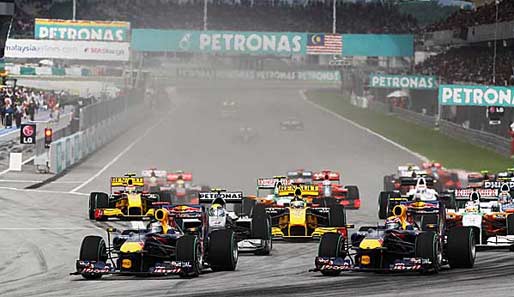 Sebastian Vettel im Red Bull (l.) war am Start des Malaysia-GP der große Gewinner