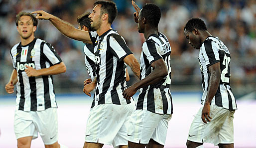 Juves Vucinic (M.) bejubelt seinen Treffer zum vorentscheidenden 4:2 gegen Napoli