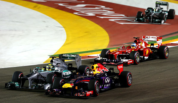 Sebastian Vettel (r.) verteidigte beim Start in Singapur knapp seine Führung gegen Nico Rosberg
