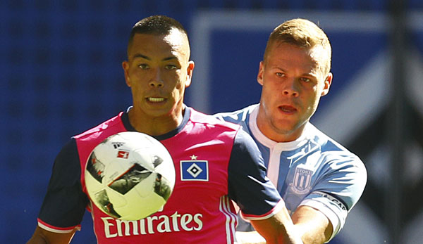 In Pink besiegt der Hamburger SV bei der Saisoneröffnung Stoke mit 1:0