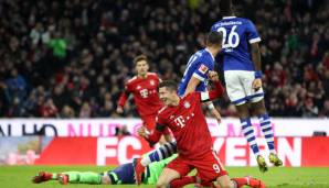Robert Lewandowski bejubelt das 1:0 für die Bayern gegen Schalke.