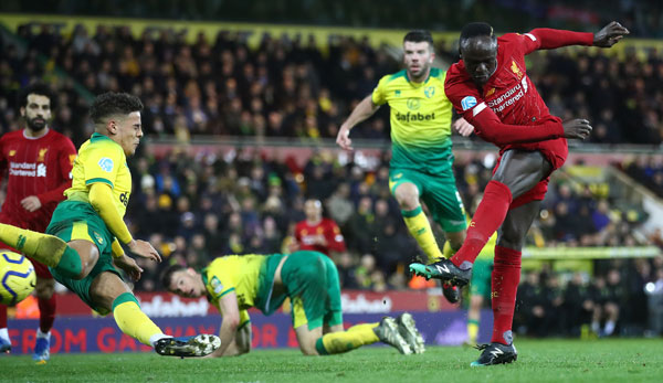 Sadio Mane (r.) trifft zum 1:0 für Tabellenführer Liverpool in Norwich.