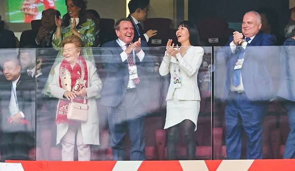 Gerhard Schröder (M.), seine Frau So Yeon Kim und Matthias Warnig (r.) bei der Fußball-WM 2018 in Russland.