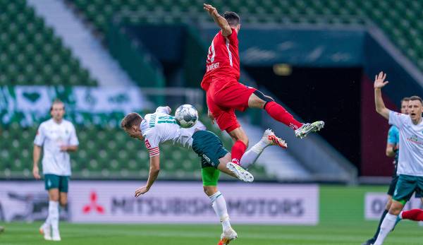 Werders Niklas Moisander im Zweikampf mit Tim Kleindienst.