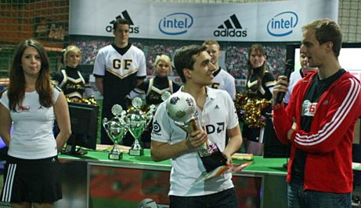 Joshua "Kr0ne" Begehr (mit Pokal, hier bei der ESL Fußballmeisterschaft) gewann das FIFA-Turnier