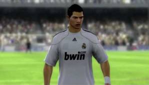 FIFA 10: Und dann das erste Jahr im Trikot für Real Madrid. Für stolze 94 Millionen Euro wechselt Cristiano im Sommer 2009 den Verein und schaut dort in der 2010er Ausgabe durchaus grimmig drein.