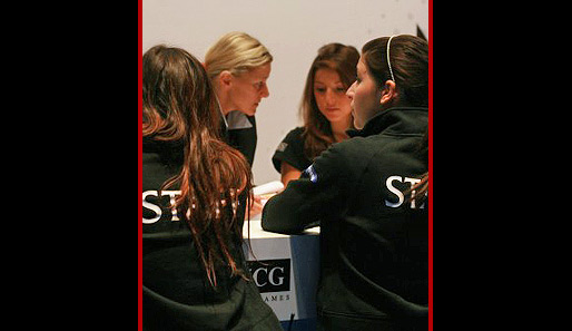 Das Finale der World Cyber Games 2008 in Köln: eSport und heiße Girls auf der Messe in Köln