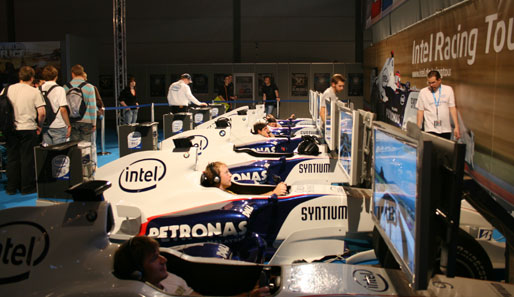 Die Formel 1-Simulatoren der Intel Racing Tour