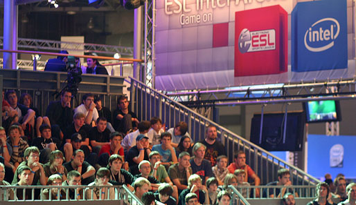 eSport-Fans verfolgen in der ESL Intel Arena die Spiele ihrer Stars