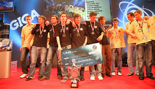 Ein Fußballriese - das deutsche FIFA 2007-Team ist Europameister im elektronischen Kicken