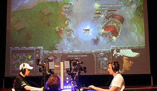 Im Warcraft-3-Duell behielt hanf (r.) gegen Coru mit 2:1 die Oberhand