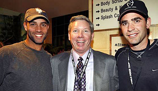 Die Tennis-Stars Pete Sampras (r.) und James Blake (l.) mit Pokerspieler und Kommentator Mike Sexton