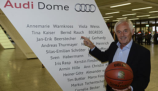Auch FCB-Vizepräsident Bernd Rauch gehört zu den Personen, die auf einer Säule im Audi Dome verewigt wurden