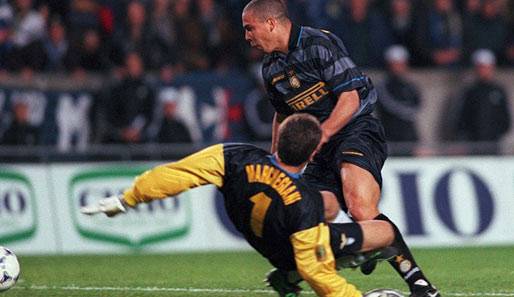 Ronaldo: Nicht erst der dreifache Übersteiger im UEFA-Cup-Finale gegen Lazio-Keeper Marchegiani 1998 machte dickes kleines Ronaldo berühmt