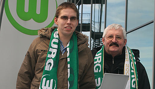 Vater Georg Winkler mit Sohn vor der VW Arena