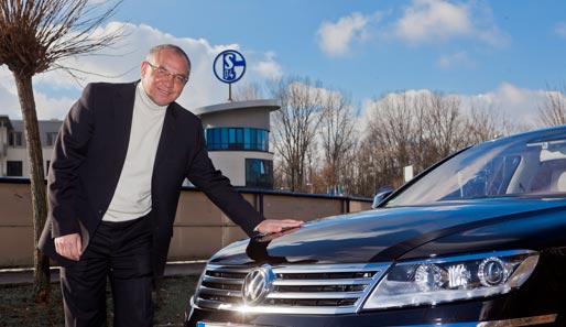 Schalkes Trainer und Manager freut sich über seinen neuen Dienstwagen: ein VW Phaeton V6 TDI