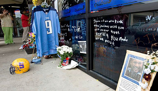 Vor McNairs Restaurant "Gridiron 9" trauern die Fans um den ehemaligen NFL-Quarterback
